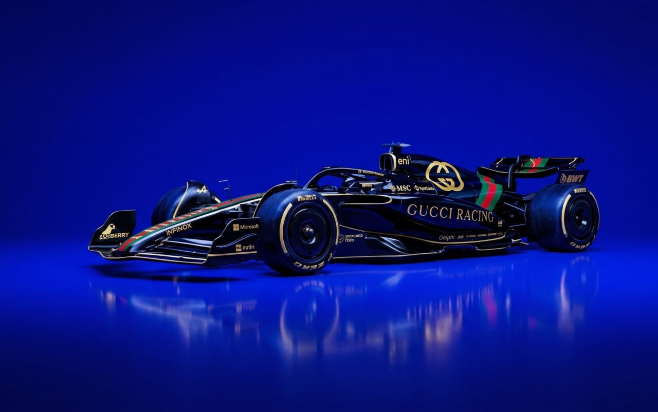 Render speculativo della livrea Gucci Racing Alpine F1 2027 nera con nastri Web verde-rosso-verde monogramma GG dorato