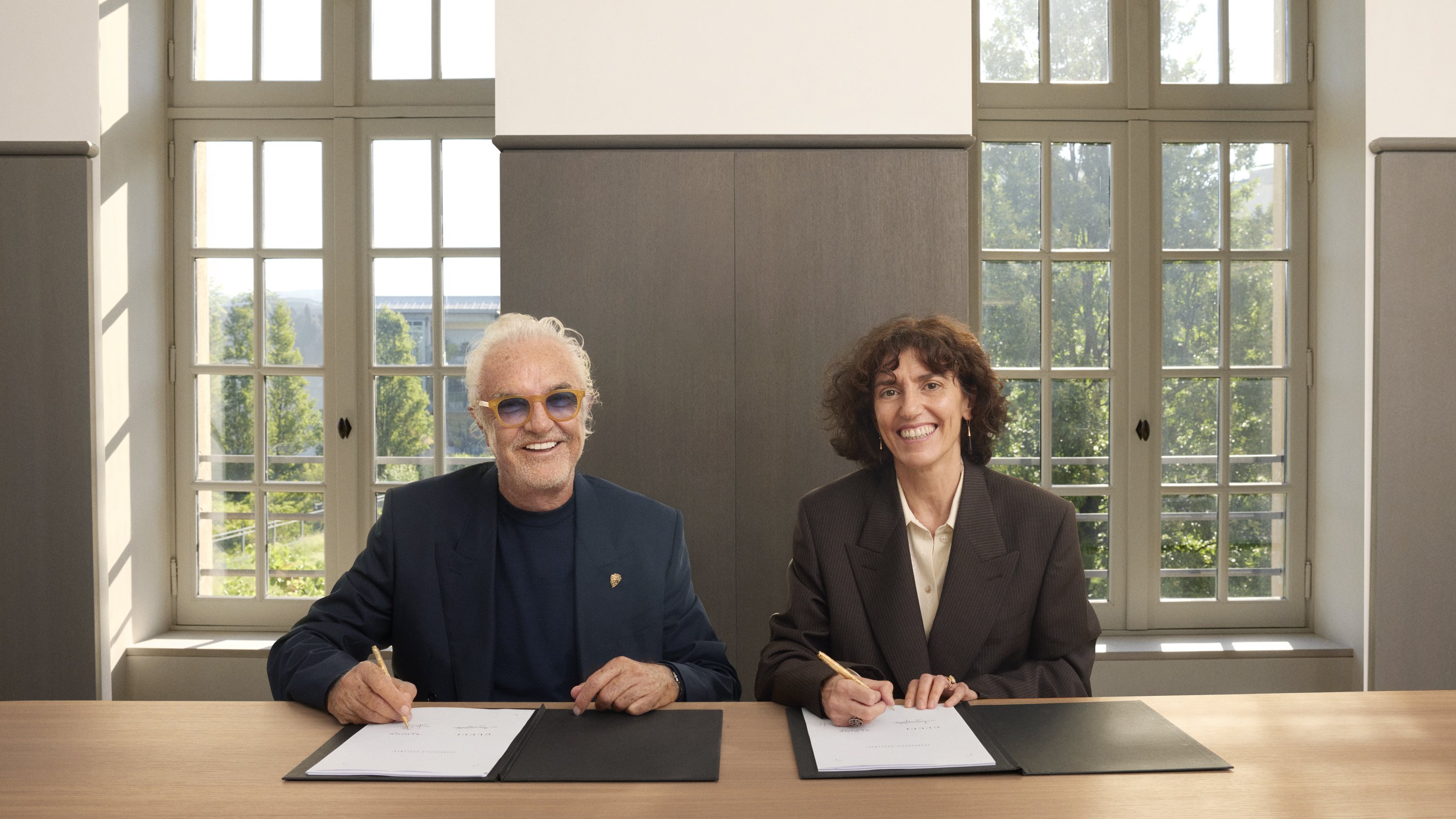 Flavio Briatore e Francesca Bellettini CEO Gucci firmano contratto partnership Alpine F1 Team 2027