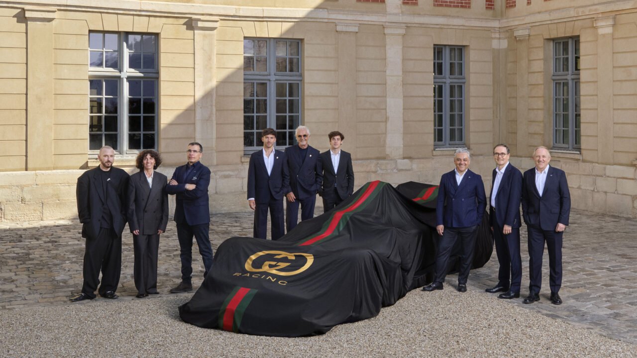 Gucci Racing Alpine F1 Team cerimonia svelamento auto coperta telo Gucci Flavio Briatore dirigenti