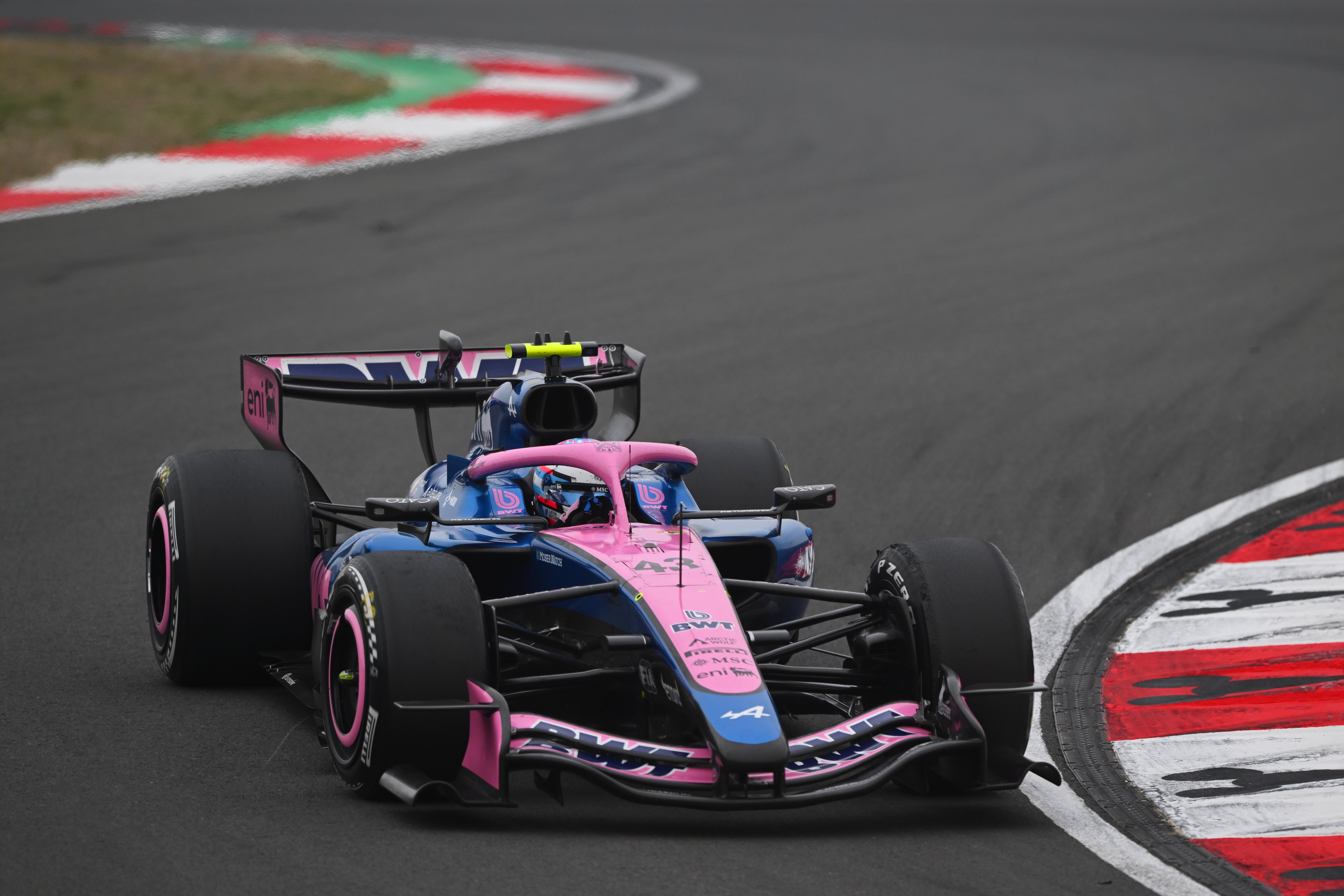 Alpine F1 in pista con la livrea attuale 2026 blu Enstone e accenti rosa BWT