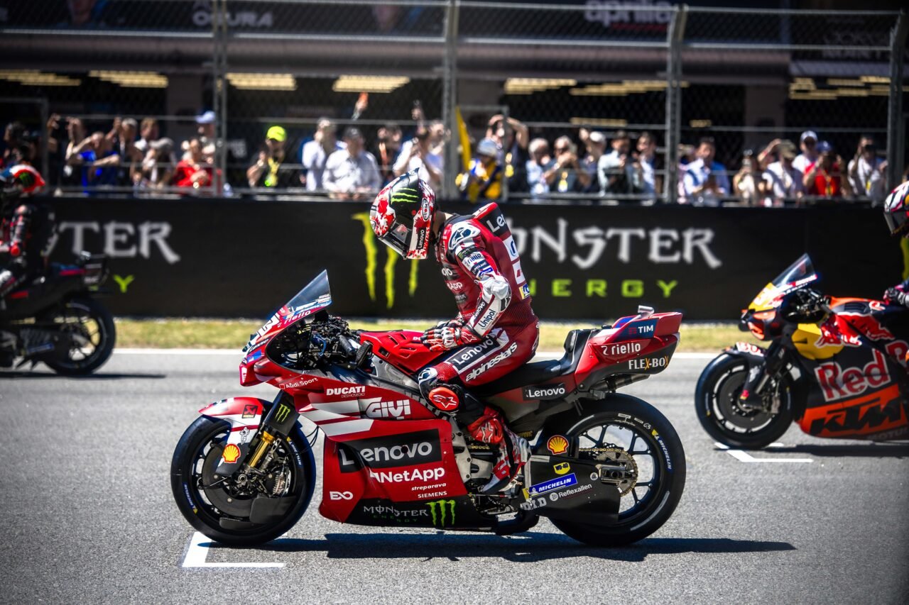 Francesco Bagnaia #63 Ducati Lenovo Team pugno alzato pre-griglia Catalunya MotoGP 2026