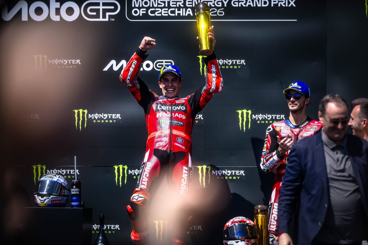 Marc Marquez esulta sul podio dopo la vittoria al GP della Repubblica Ceca MotoGP 2026 a Brno