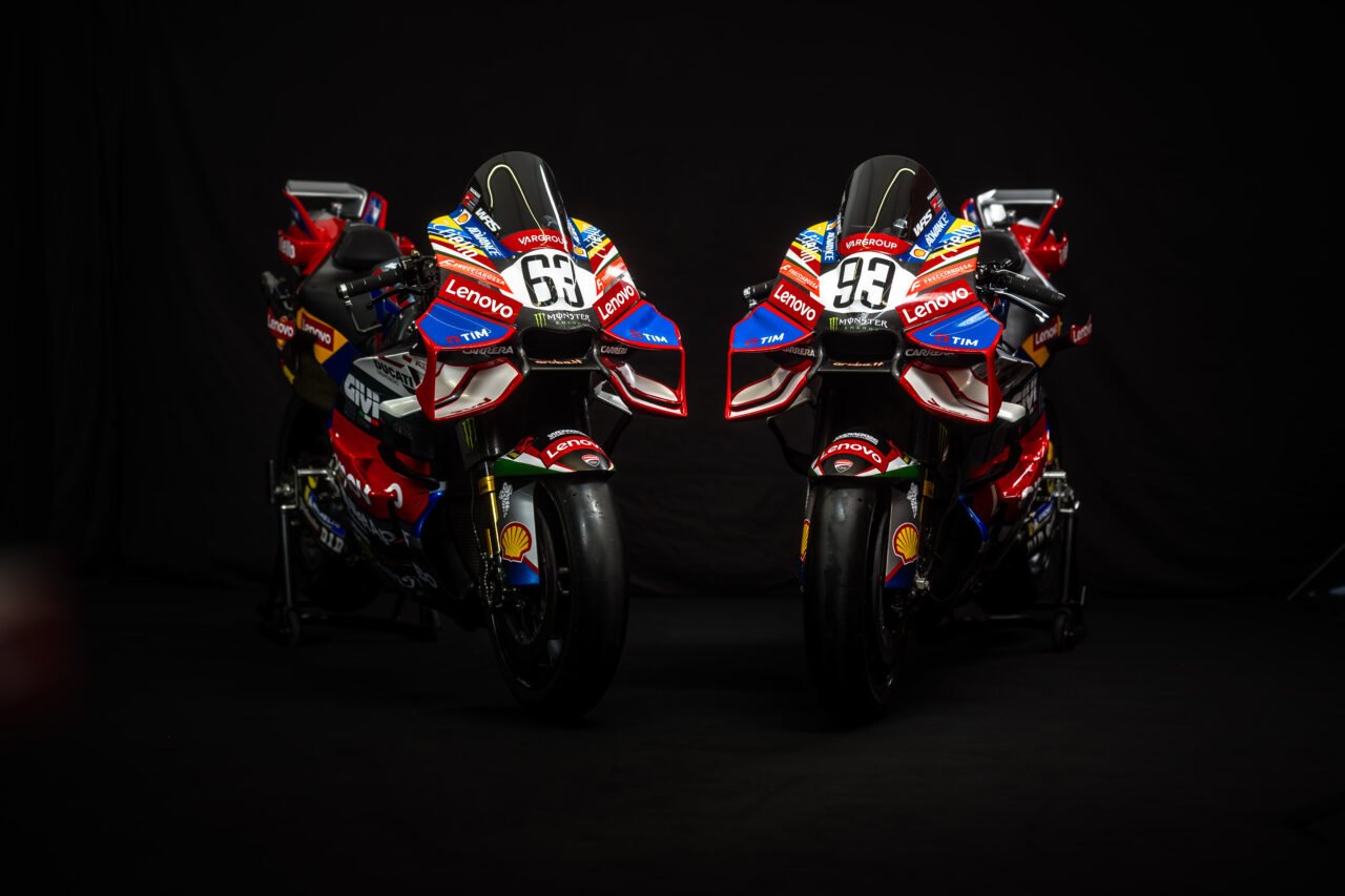 Ducati Desmosedici GP 2026 di Bagnaia e Marquez con livrea Centenario al Mugello