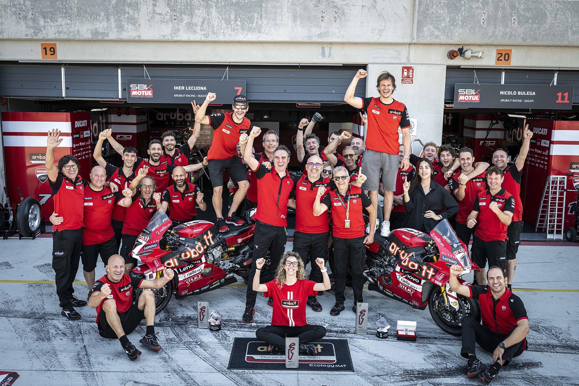 La festa del team Aruba.it Racing Ducati ad Aragón, Superbike 2026