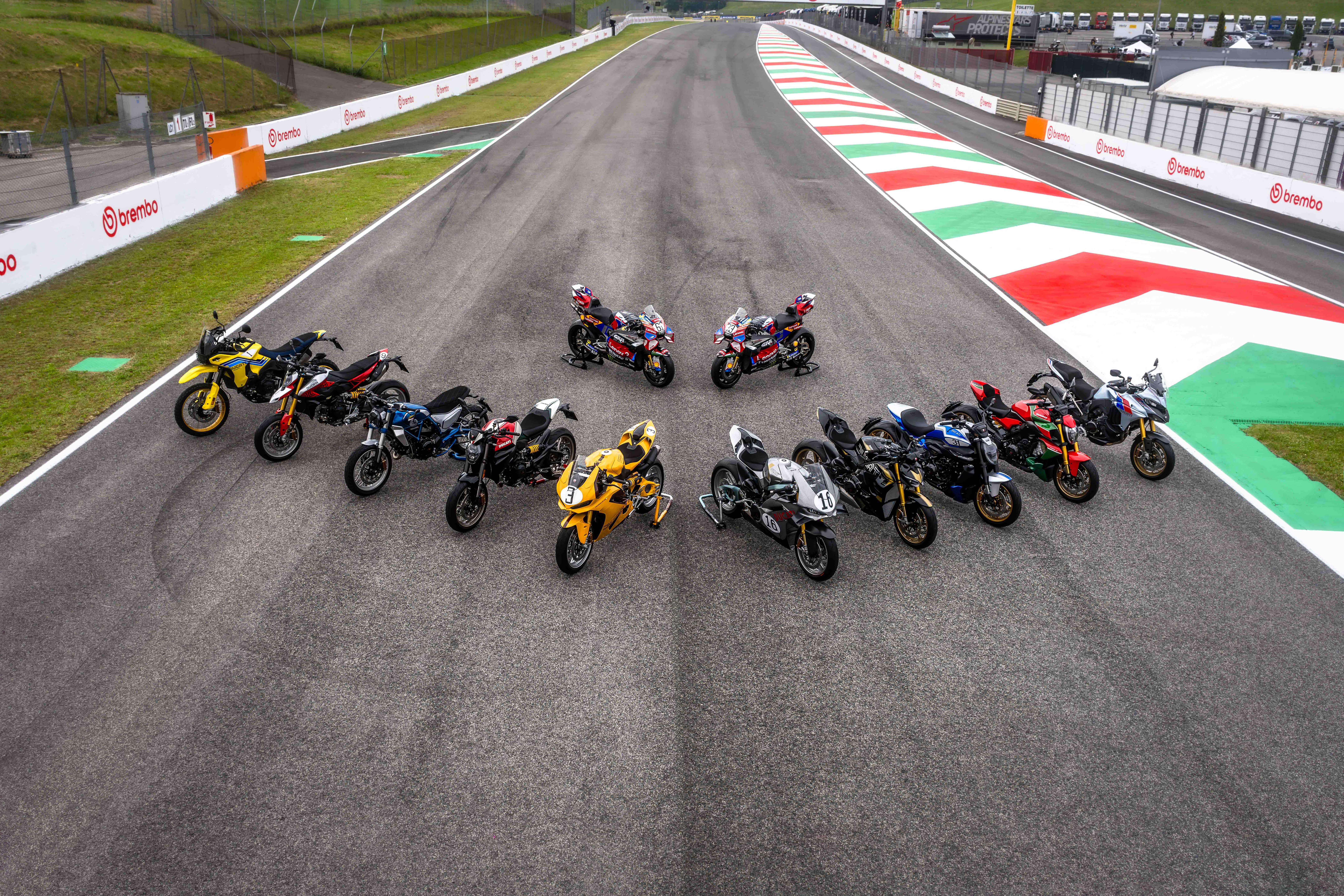 Le dieci moto della Ducati Collezione 100 schierate sul rettilineo del Mugello