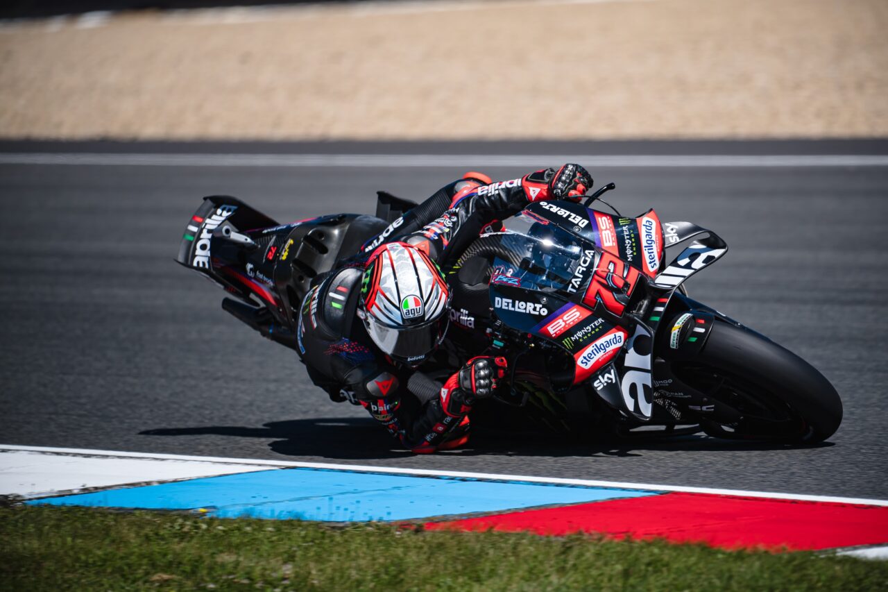 Marco Bezzecchi in azione con l'Aprilia RS-GP26 nel venerdì del GP di Brno 2026