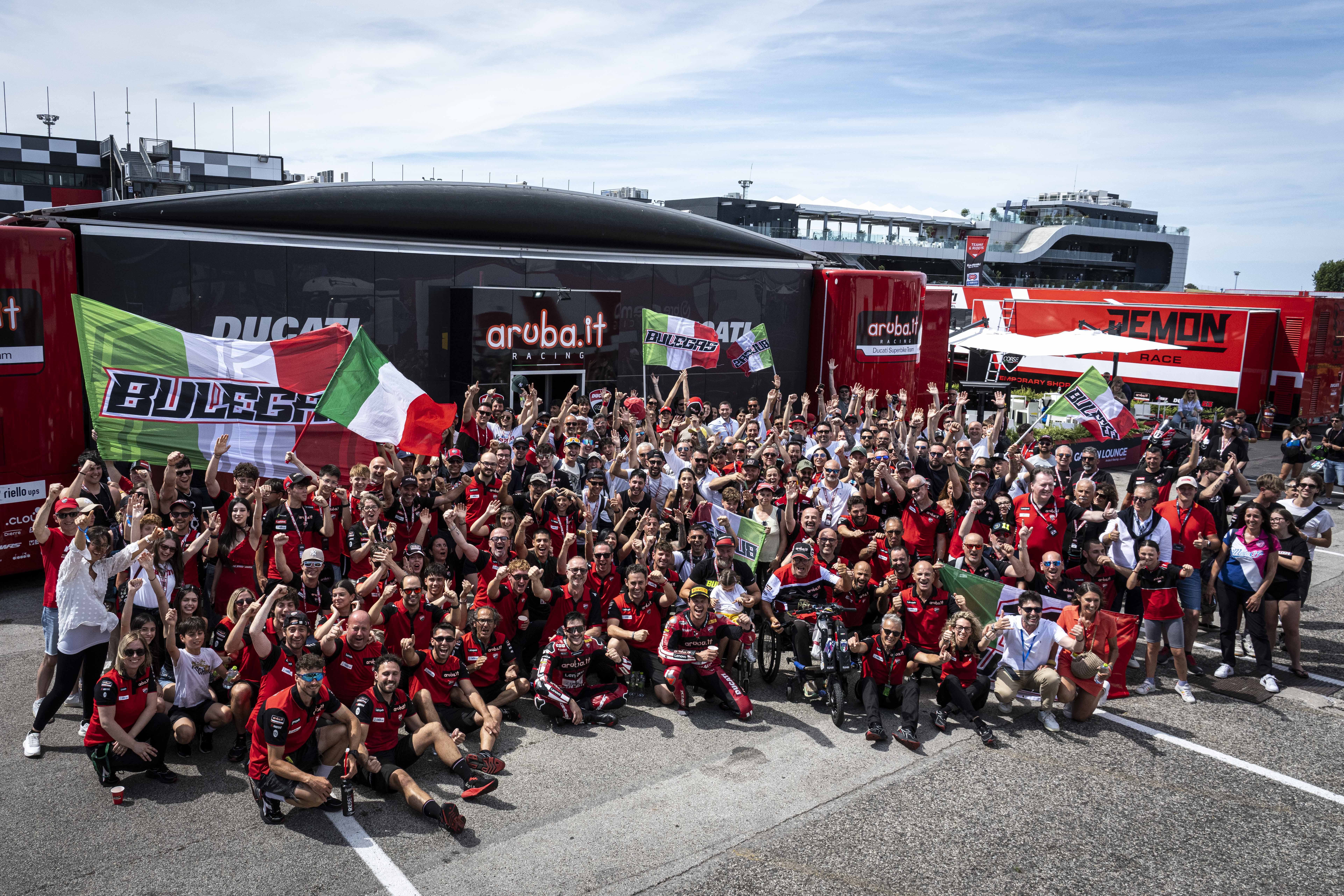 Team Aruba.it Racing Ducati festeggia la tripletta di Nicolo Bulega a Misano 2026