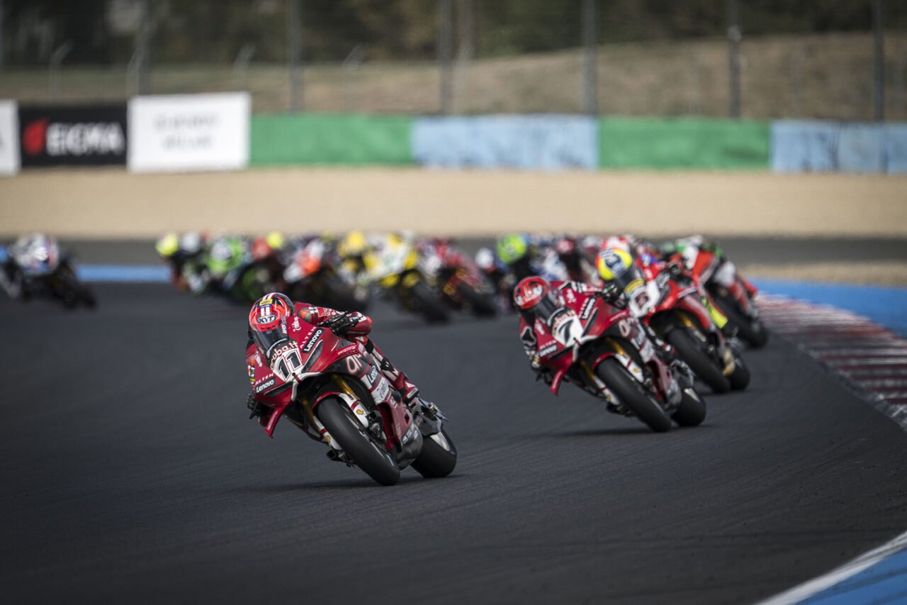 Nicolò Bulega Ducati Panigale V4 R 2026 in testa a Magny-Cours
