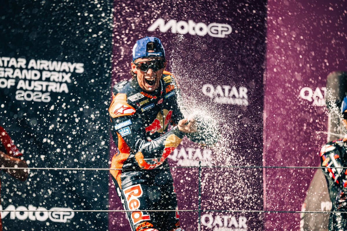 Pedro Acosta festeggia sul podio la vittoria nel GP d'Austria 2026 di MotoGP