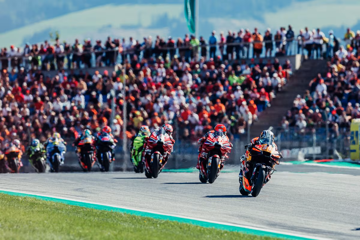 La KTM RC16 di Pedro Acosta al comando del gruppo nel GP d'Austria 2026